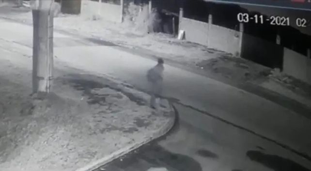 De no creer. La imagen de un hombre que transita el mismo lugar por el que caminó durante años para ir a su trabajo.
