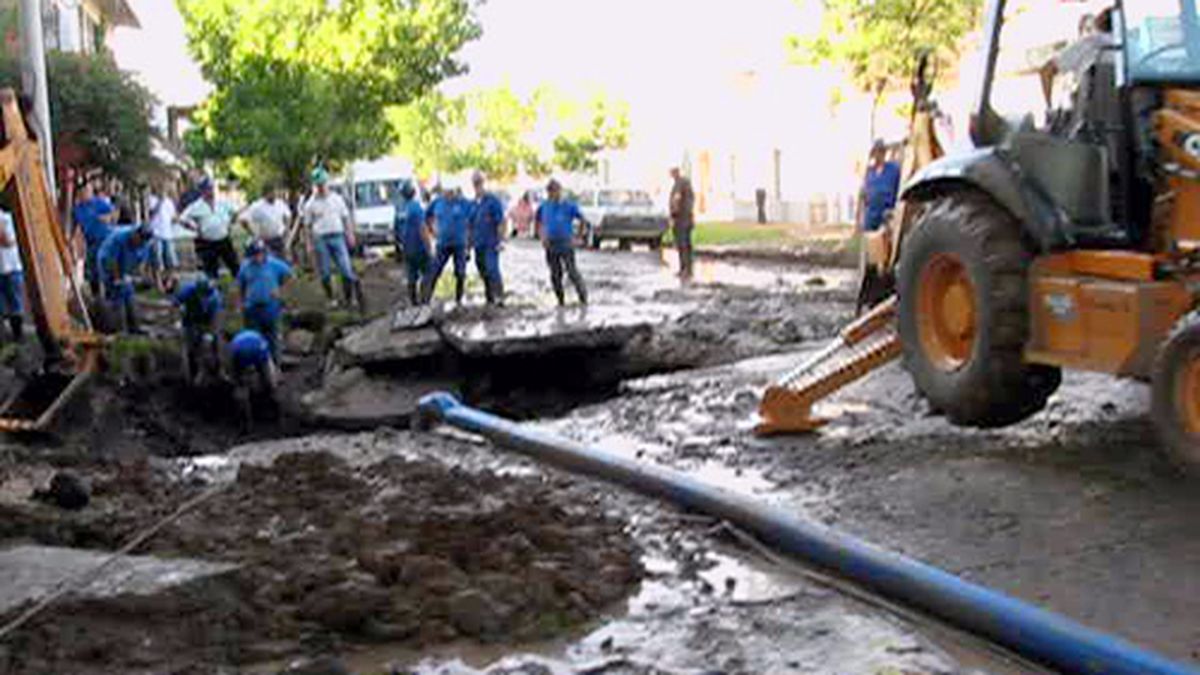 Paulatinamente vuelve el agua en algunas zonas tras la rotura de un caño