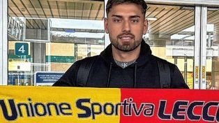 Santiago Pierotti llegó a Italia para sumarse a Lecce, después de que Colón acordó la transferencia al club italiano.