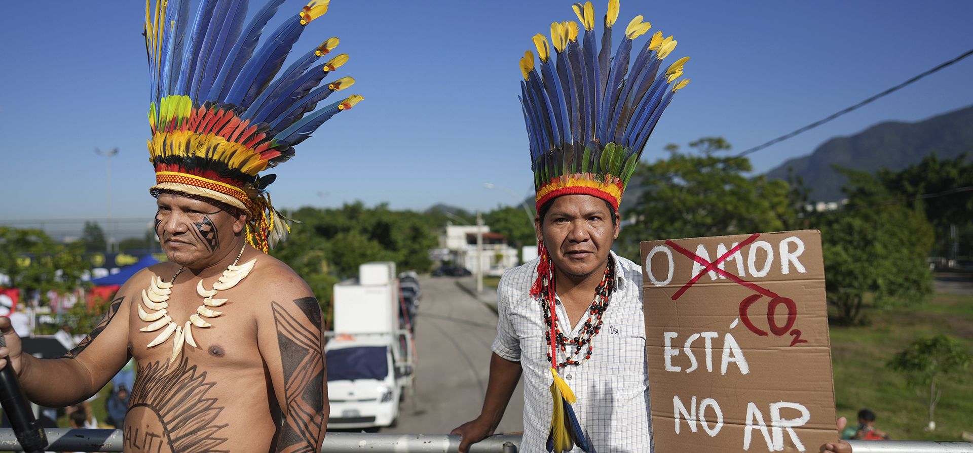 Manifestantes indígenas sostienen un cartel en portugués que dice Manifestantes indígenas sostienen un cartel en portugués que dice