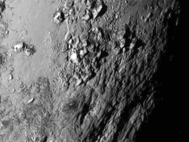 Impactante. Las montañas del planeta enano