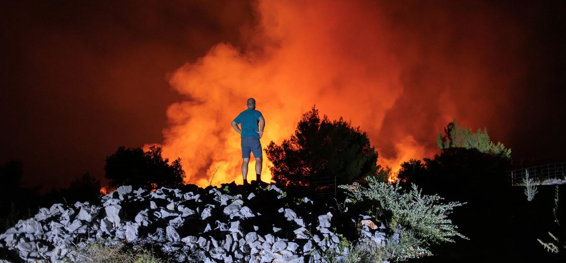 Un hombre observa cómo un incendio forestal arrasa la isla adriática de Bra, Milna, Croacia. Fotografía: Marko urica/Reuters Un hombre observa cómo un incendio forestal arrasa la isla adriática de Bra, Milna, Croacia. Fotografía: Marko urica/Reuters