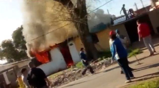 Destruyó todo. El fuego consumió toda la vivienda ubicada en French al 5100. (Imagen de TV)