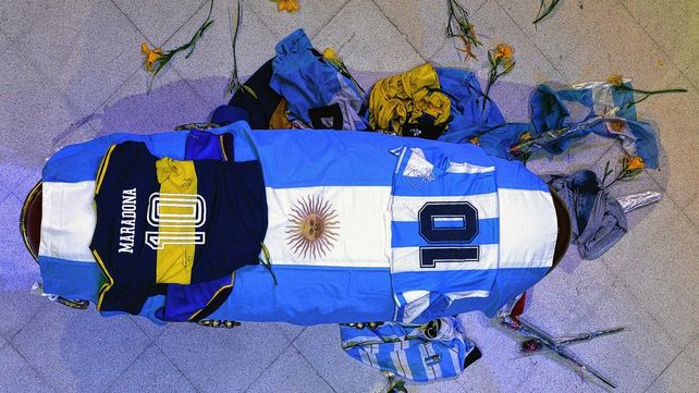 El féretro con las camisetas de Boca y de la Selección