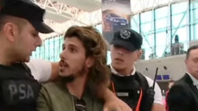 Ezeiza. Momento en que la PSA traslada al joven del hall del aeropuerto.