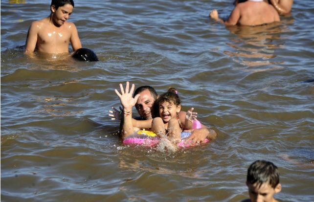 Las familias rosarinas se refrescan en las aguas de la Rambla. (Foto: Virginia Benedetto / La Capital)
