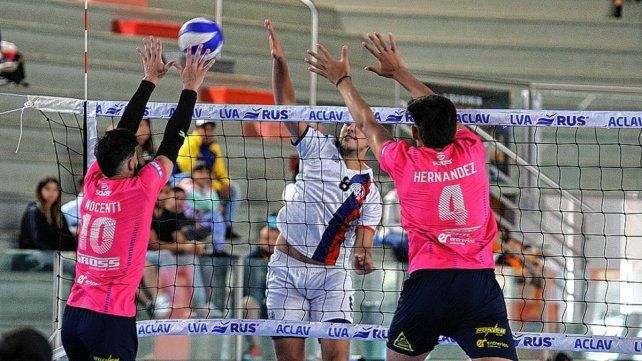 Los jugadores de Gross Paracao en el bloqueo.