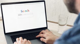 Es fundamental implementar correctamente la etiqueta hreflang, que le permite comprender a Google que versión del sitio mostrar (país/idioma) según desde dónde esté realizando la búsqueda el usuario.