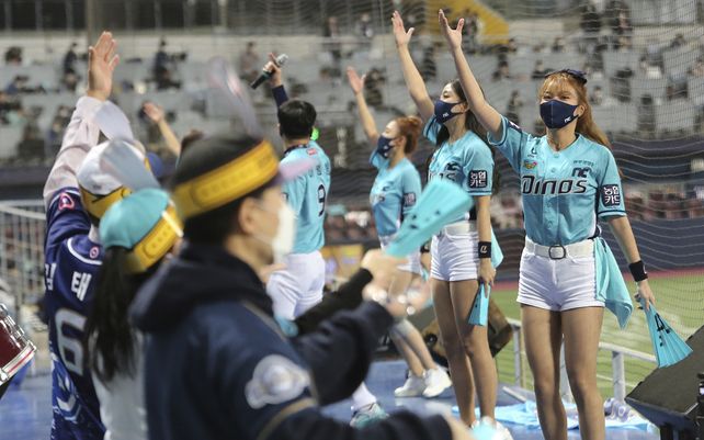 Las porristas actúan durante el 6 º Juego de la Serie Coreana. Las autoridades de la capital de Corea del Sur anunciaron el cierre de clubes nocturnos