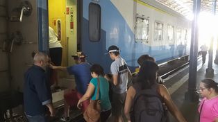 Los integrantes del Centro de Día Tendiendo Puentes concretaron su primer viaje en tren en el servicio Rosario-Cañada de Gómez.