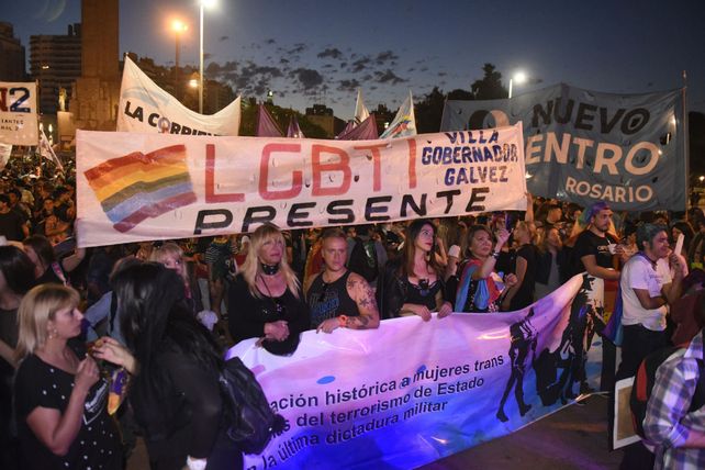 La movilización incluyó stands con antifaces