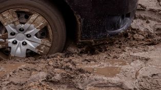 Cuando el auto queda atascado en el barro, es importante realizar maniobras para lograr salir del terreno anegado.