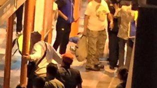 Sorprenden a un asaltante in fraganti, lo reducen y le dan una feroz paliza