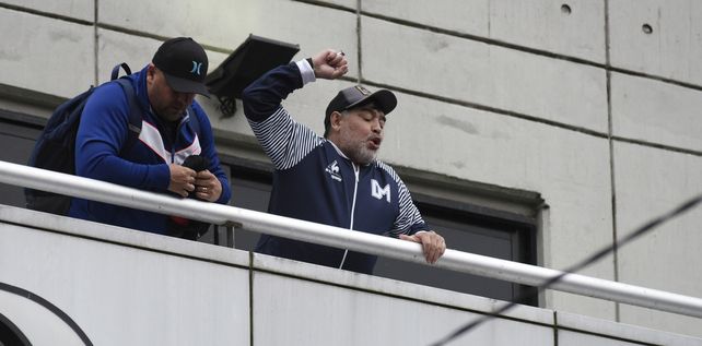 Los hinchas de Newells preparan una fiesta para recibir a Maradona