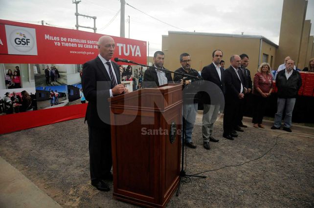 Acto. El gobernador Antonio Bonfatti realizó el anuncio en una entrega de viviendas para docentes realizada en la tarde de este lunes.