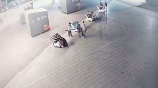 Tres chicos, un cartel de pare y un video: el robo en el microcentro quedó filmado