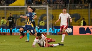 Malcorra busca el desequilibrio en el partido que terminó en derrota, frente a Huracán.