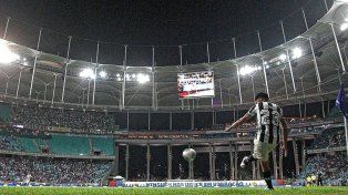 Thiago Almada debutó de manera oficial con la camiseta de Botafogo pero no pudo impedir la eliminación en la Copa de Brasil.