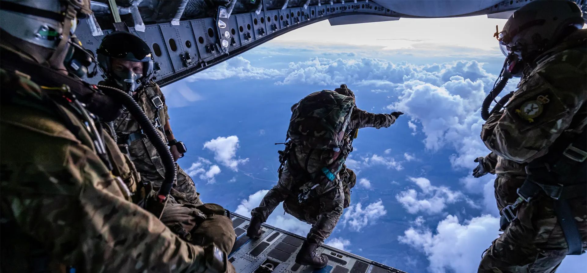 El primer hombre de los Conquistadores en la puerta salta de un C-17 Globemaster durante un salto en paracaídas a gran altitud en el norte de Macedonia. Fotografía: Cabo Rob Kane / Derechos de autor de la Corona del Ministerio de Defensa del Reino Unido