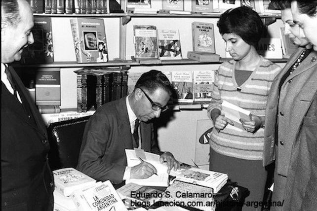 Eduardo Calamaro en una exposición y venta de libros en 1965.