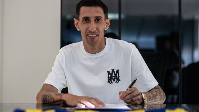Ángel Di María y su felicidad, firmando el contrato que lo liga de nuevo a Central.