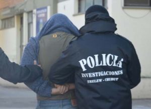Abusó de una joven ante sus hijos