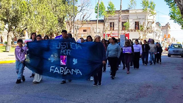 La movilización partió desde Plaza Moreno hasta los Tribunales de Victoria. Reclamaron justicia por el femicidio de Fabiana Bruselario