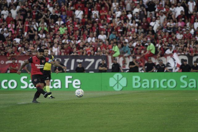Ever Banega anotó de penal para Newells.