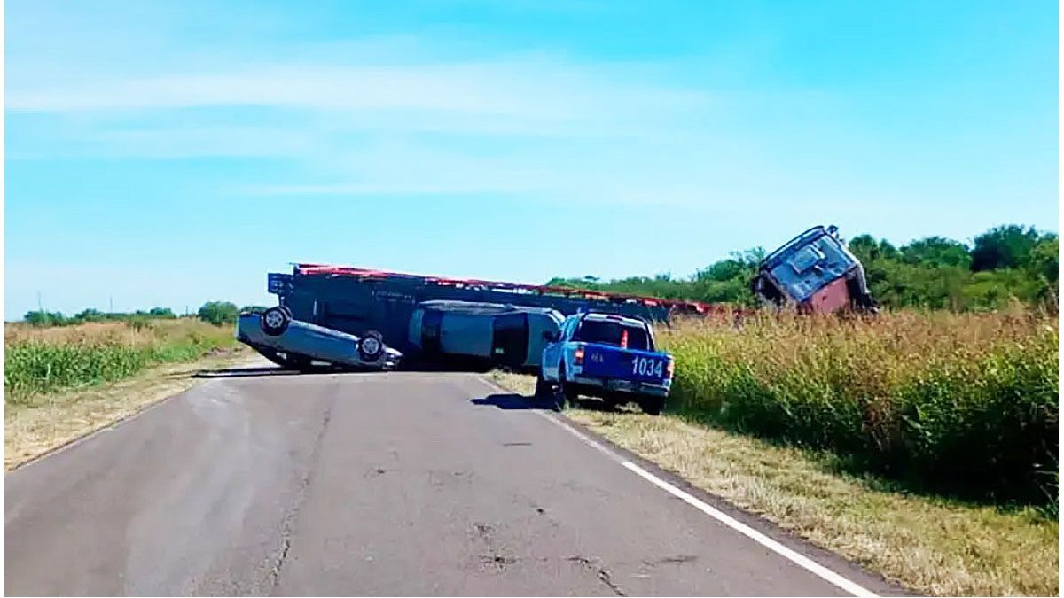 Ruta 6: camión que transportaba autos volcó cerca de Guardamonte