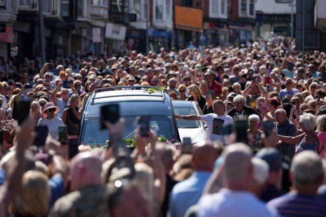 Fanáticos de Bonnie Tyler llenaron las calles de un pueblo galés para su funeral