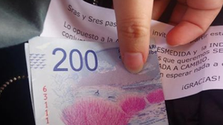 Un abuelo repartió billetes de 200 pesos a los pasajeros de un tren