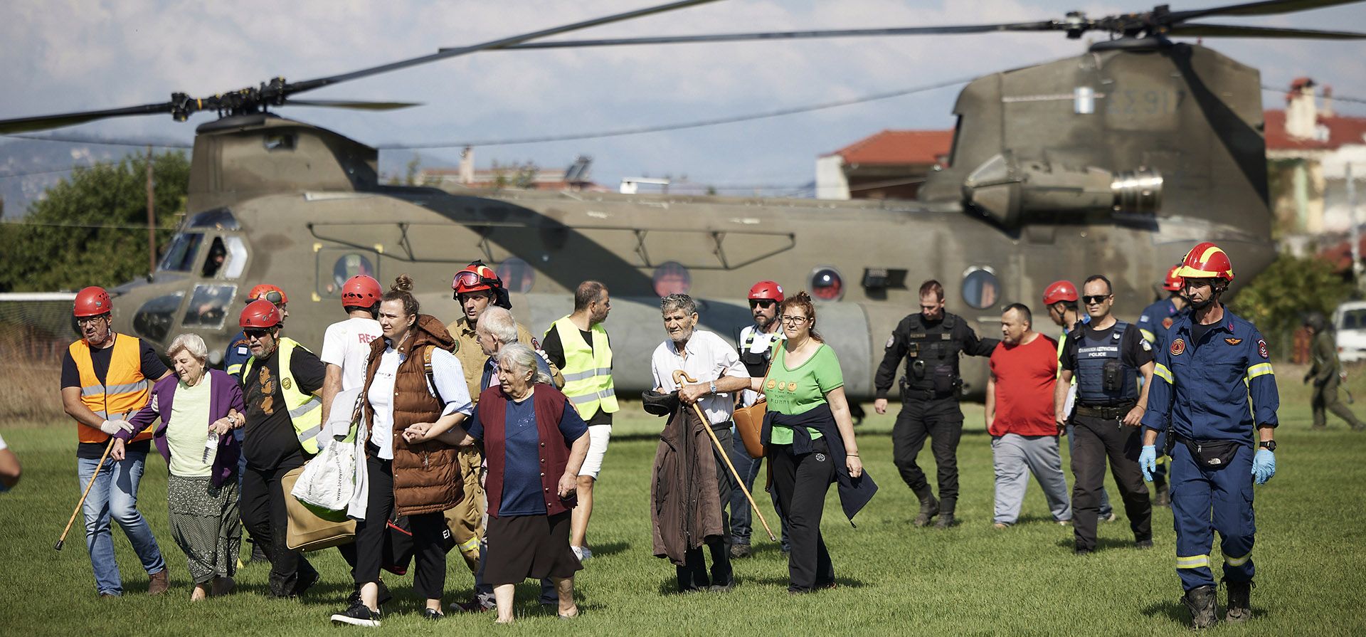Evacuados de las áreas inundadas llegan en helicóptero a un estadio de fútbol en Karditsa, región de Tesalia, en el centro de Grecia, el viernes 8 de septiembre de 2023. Las aguas de las inundaciones seguían aumentando en partes del centro de Grecia el viernes, mientras los bomberos y helicópteros militares rescatan a la gente de las aldeas inundadas de agua y barro que han dejado varias personas muertas y otras desaparecidas. ( AP) Evacuados de las áreas inundadas llegan en helicóptero a un estadio de fútbol en Karditsa, región de Tesalia, en el centro de Grecia, el viernes 8 de septiembre de 2023. Las aguas de las inundaciones seguían aumentando en partes del centro de Grecia el viernes, mientras los bomberos y helicópteros militares rescatan a la gente de las aldeas inundadas de agua y barro que han dejado varias personas muertas y otras desaparecidas. ( AP)