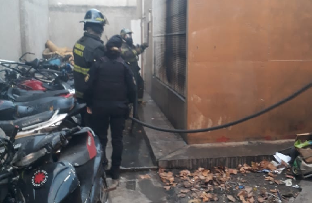 Terror en el vecindario: violento motín en la Comisaría 9ª con quema de colchones