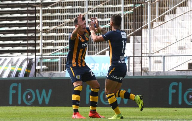 Alfonso Parot y Jonás Aguirre celebran uno de lo goles en el triunfo ante Aldosivi, en la única victoria afuera con Espinoza como árbitro.