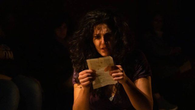 Romina Fuentes brindando todo arriba del escenario e interpretando su personaje