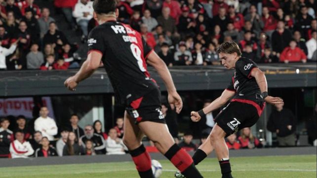 Jerónimo Gómez Mattar abre todo el pie y marcará el gol leproso.