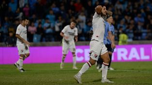 Se agarra la cabeza. Recalde tuvo una sola chance ante Belgrano y la tiró afuera, tras buena jugada de Sordo.