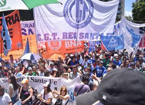 Día del Trabajador: la CGT lanzó una manifestación en Santa Fe junto a la CTA, ATE y dirigentes políticos