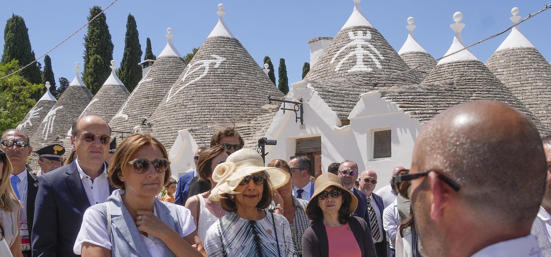 De izquierda a derecha, Britta Ernst, esposa del canciller alemán Olaf Scholz, Ritu Banga, esposa del presidente del Banco Mundial y Yuko Kishida, esposa del primer ministro japonés Fumio Kishida, escucha a una guía turística durante una visita a Alberobello, en el sur de Italia, el viernes 14 de junio. , 2024. El presidente de Estados Unidos y sus homólogos de Canadá, Gran Bretaña, Francia, Alemania, Italia y Japón se unen a la cumbre del G7 en el complejo turístico de Borgo Egnazia, en la región de Apulia, en el sur de Italia. (Foto AP/Gregorio Borgia) De izquierda a derecha, Britta Ernst, esposa del canciller alemán Olaf Scholz, Ritu Banga, esposa del presidente del Banco Mundial y Yuko Kishida, esposa del primer ministro japonés Fumio Kishida, escucha a una guía turística durante una visita a Alberobello, en el sur de Italia, el viernes 14 de junio. , 2024. El presidente de Estados Unidos y sus homólogos de Canadá, Gran Bretaña, Francia, Alemania, Italia y Japón se unen a la cumbre del G7 en el complejo turístico de Borgo Egnazia, en la región de Apulia, en el sur de Italia. (Foto AP/Gregorio Borgia)