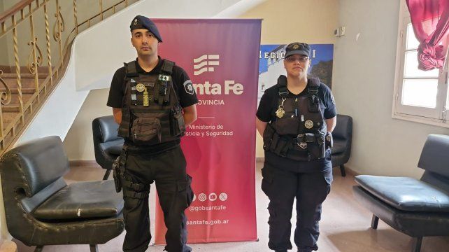 Héroes bajo la tormenta: dos policías asistieron el parto de una mujer en pleno temporal en Santa Fe Héroes bajo la tormenta: dos policías asistieron el parto de una mujer en pleno temporal en Santa Fe