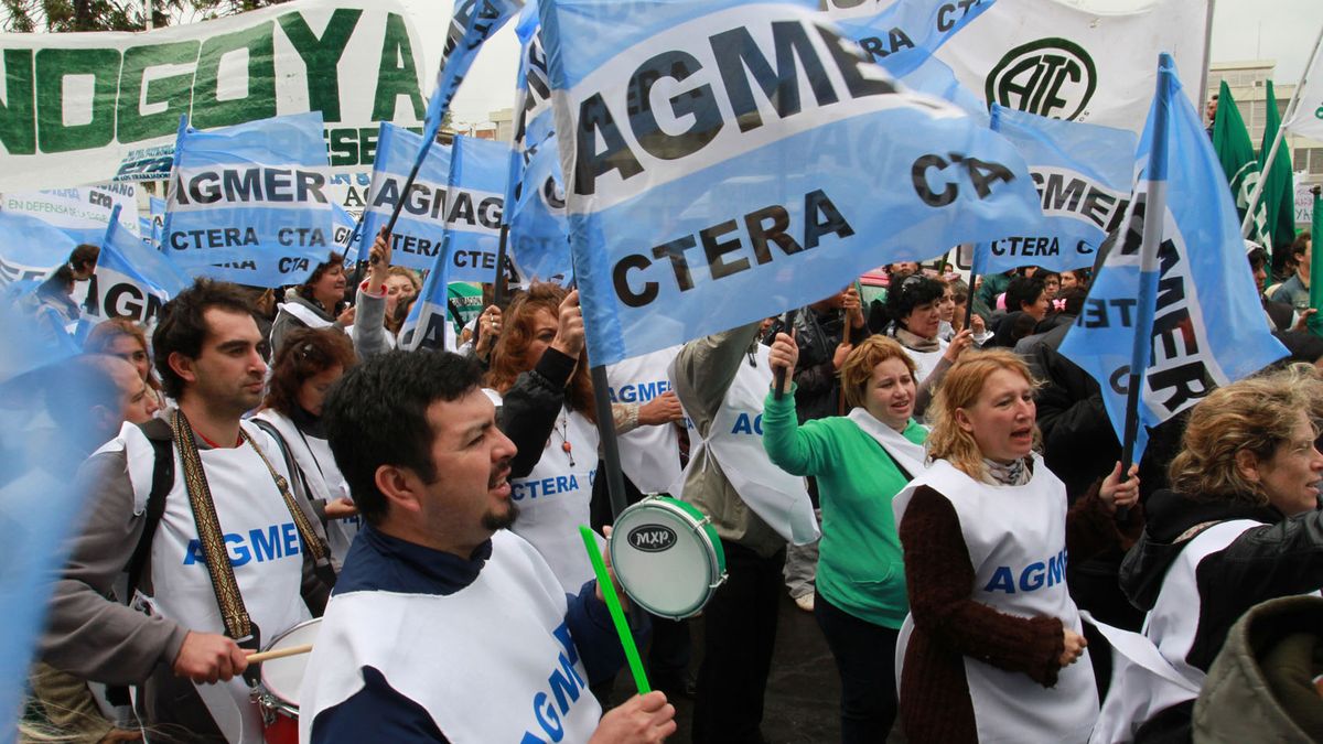 Gremios docentes harán este jueves un nuevo paro en reclamo de mejora ...