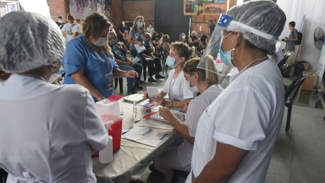 Comenzó el operativo de vacunación a docentes rosarinos en el Galpón 13