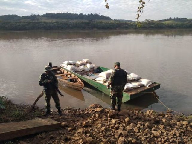 Cae en Misiones una banda que traficaba soja a Brasil