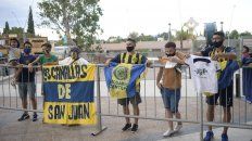 Los hinchas de Central que viven en San Juan fueron a recibir al plantel a la puerta del hotel. Los hinchas de Central que viven en San Juan fueron a recibir al plantel a la puerta del hotel.