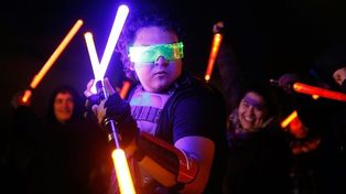 Alertan que los sables de luz de juguete de Star Wars pueden dañar la vista