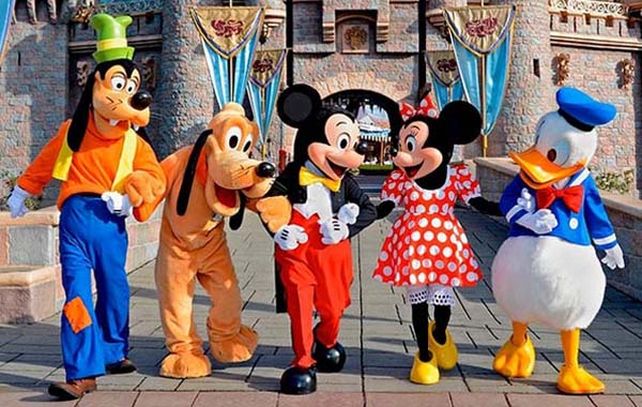 Disney siempre pidió que los actores no revelen quién está detrás del traje con la idea de mantener la fantasía en los parques temáticos.