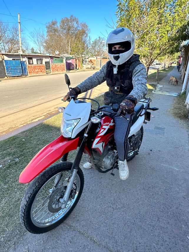 Freej0ta graba con su celular pegado al casco o a su pecho mientras maneja la XR-150.