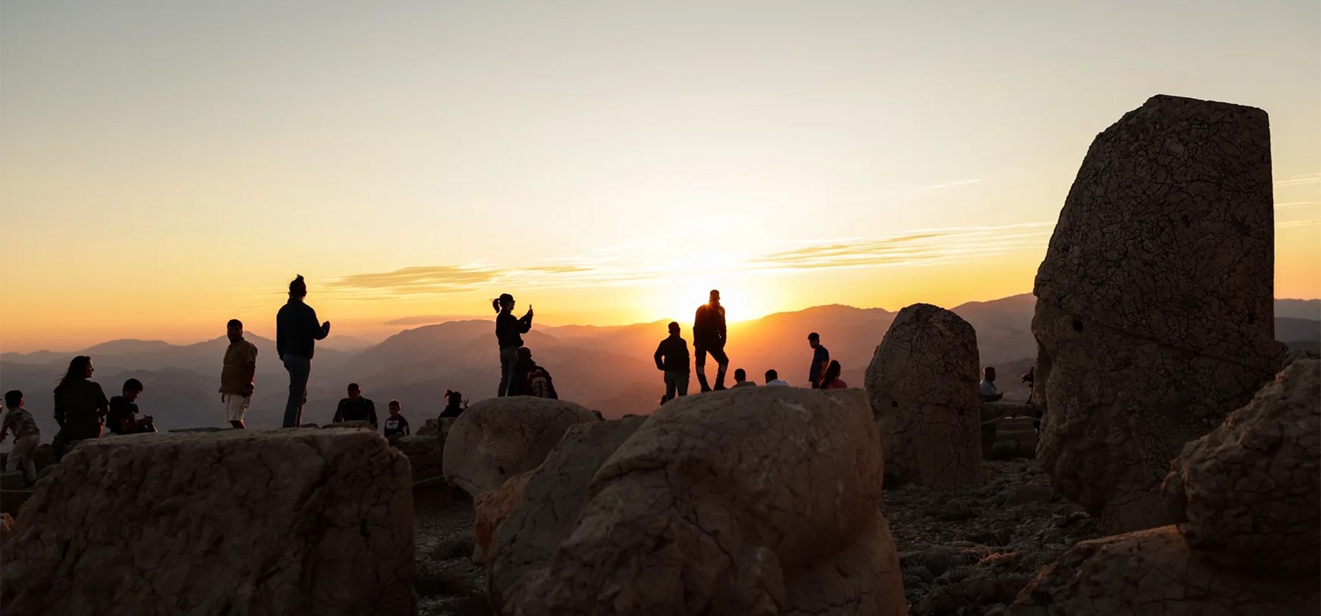 La gente toma fotos cerca de las estatuas alrededor de lo que se supone que es una tumba real del siglo I a.C. en la cima del Monte Nemrut, patrimonio de la humanidad de la Unesco, Adyaman, Turquía. Fotografía: Erdem ahin/EPA La gente toma fotos cerca de las estatuas alrededor de lo que se supone que es una tumba real del siglo I a.C. en la cima del Monte Nemrut, patrimonio de la humanidad de la Unesco, Adyaman, Turquía. Fotografía: Erdem ahin/EPA