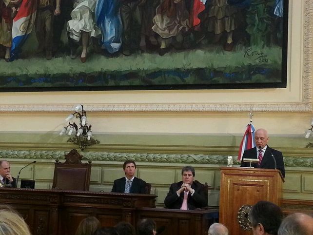 El gobernador con autoridades legislativas en el inicio de su discuros. Foto tuiteada por el senador Joaquín F. Blanco.