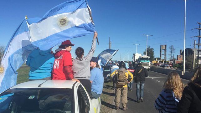 Una multitud esperan a los campeones.&nbsp;